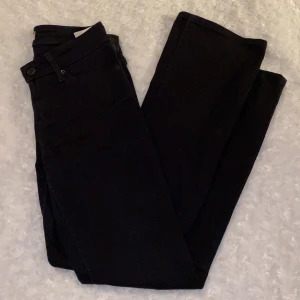 Bootcutjeans från Levis strl W.25-L.30 - Superfina lågmidjade bootcutjeans från Levis i storlek W.25-L.30 🖤🖤 715 Bootcut 💋 Supersköna och stretchiga! Jeansen är i mycket fint skick och är sparsamt använda, säljer då jag inte kan ha dem längre. Samfraktar gärna med andra plagg och betalning sker via Swish <33