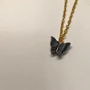 🦋Butterfly necklace🦋 (svart/ blå/ vit/ gul/ lila/ mörk grön) Guldigt halsband med en emaljerad skimrande fjäril i valfri färg♡ •••••se mina andra likannde annonser med örhängen och ringar💞💞