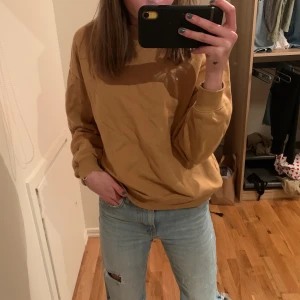 Sweatshirt  - Super fin och mysig tröja som nu söker en ny ägare! Köparen står för frakt💞