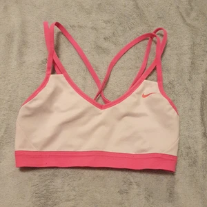 Nike sportbh - Fint skick. Tunnt tyg, men bra support.