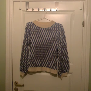 Harry Styles inspirerad stickad tröja - Fin stickad tröja med mönster. Helt oanvända, passar perfekt till vardags men kan kläs upp💕🌸 Superfina ballongärmar💕 Perfekt till vintern/våren💜