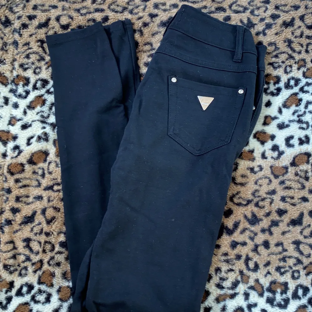 Svarta byxor i stl 36 använda ca 5 gånger dom är i bra skick  (köparen står för frakt) kan mötas upp i västerås . Jeans & Byxor.