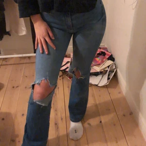 Dr denim jeans - Dr denim jeans i bootcut fint skick med egenklippta hål
