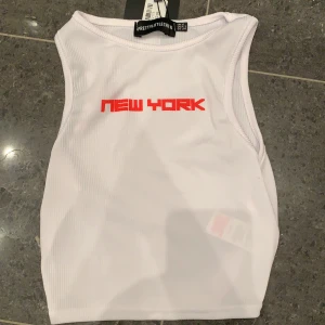 Mini crop top med cool design - Ännu en otroligt snygg crop top som tyvärr var för liten för mig , storlek XS helt utan stretch. Väldigt cool och trendig. Oanvänd med lappar.