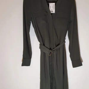 Helt ny militärgrön klänning - Säljer en oanvänd klänning i storlek 34 från H&M. Köptes för 349kr. Mitt pris 179kr.