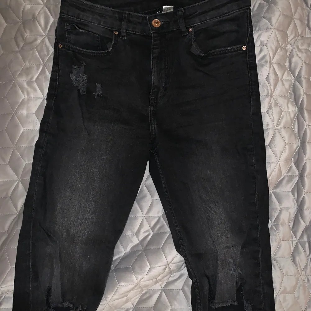 Svarta jeans med hål vid knäna, från hm storlek 36. Jeans & Byxor.