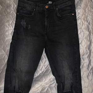 Svarta jeans med hål vid knäna, från hm storlek 36