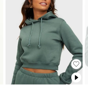 croppad hoodie - I princip oanvänd hoodie från nelly.com. Säljer även matchande byxor till detta sätt med prislappkvaf. så skriv privat om du är intresserad så kan vi komma överens för pris. säljer slut på hemsidan snabbt. nypris 300kr. frakt tillkommer