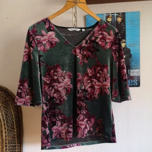 90s sammetströja  - Sammetströja i storlek Medium/Large ungefär. Bra skick. Tror den är 90tal? 60kr pp 48kr m frimärken