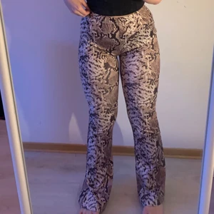 Byxor  - Orm mönstrade byxor ifrån Madlady! Storlek S använda en gång då de är tyvärr för långa för mig (är 1,58)                                            Köparen står för frakten på 59 kr Betalning sker via swish