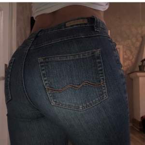 Jeans med snygga slitningar längst ner
