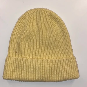 Mössa - Super fin mössa från gina tricot! Aldrig använd, endast testad så den är i nyskick