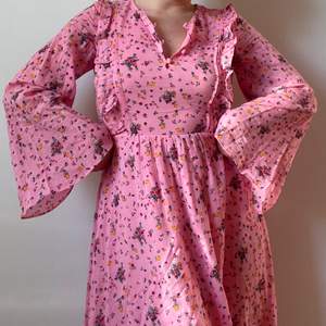 En rosa långklänning från &otherstories! Så himla unik och fin 🥺 Perfekt att ha till sommarens fester