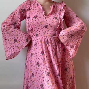 &OTHERSTORIES KLÄNNING - En rosa långklänning från &otherstories! Så himla unik och fin 🥺 Perfekt att ha till sommarens fester