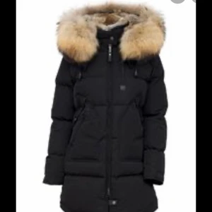 Zara jacka - Jättefin varm zara jacka med päls (inte äkta) i strlk S men man kan spänna ut och in till xs-m, nästan helt oanvänd då jag fick en ny jacka i julklapp efter jag beställt denna❤️ ord pris 699kr BUDA I KOMENTARERNA