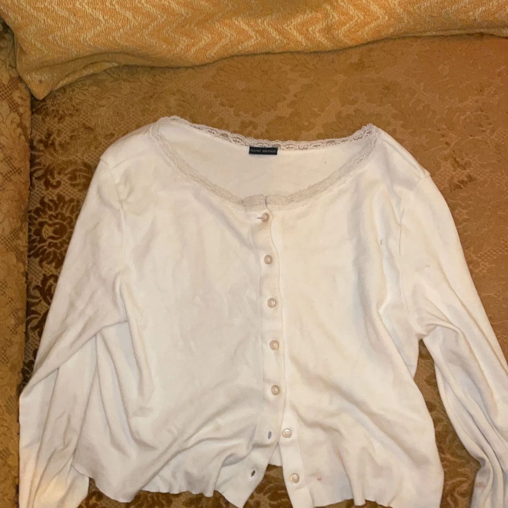 Vit långärmad Brandy Melville tröja/kofta i mycket gott skick (använd fåtal gånger!!), säljer då jag knappt använder den. står ”one size fits all” storleksvis men skulle tippa på att den ligger runt XS-S. tar emot bud och kan även byta mot andra klädesplagg, frakt diskuteras! <3. Tröjor & Koftor.