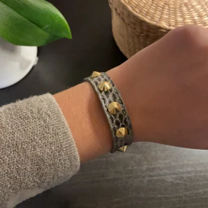 Armband - Säljer detta jättecoola armband jag köpt second hand. Det är i väldigt bra skick, ser så gott som ny ut😆. Frakten ingår i priset!💕