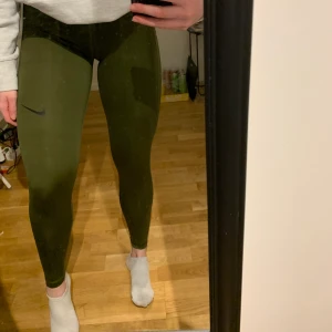 Träningstights - Supersköna och fina träningstights. Säljer pga att de inte kommit till användning och de är i bra skick. Dom är storlek xs men passar mig som brukar ha S. köpte dom för 600kr. (Köparen står för frakten) 