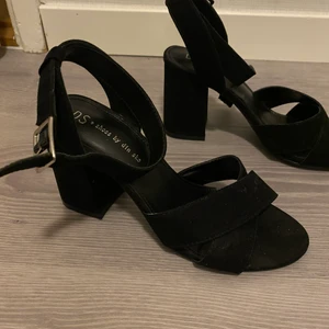 Klackar  - Svarta klackar från Din Sko. Använda en gång ute. Storlek 36, men jag har i vanliga fall 37 och dessa passa perfekt. Har själv lite breda fötter, men passar lika bra till smala.