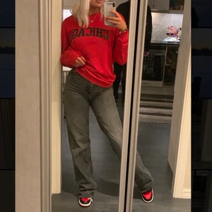 Sweatshirt  - Sweatshirt, Chicago röd alldrig använd bara testad på bilden, strl M sitter sådär på mig som bruka ha S