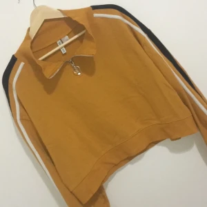 Tröja - En fin basic tröja som är använd två gånger men den är helt ny