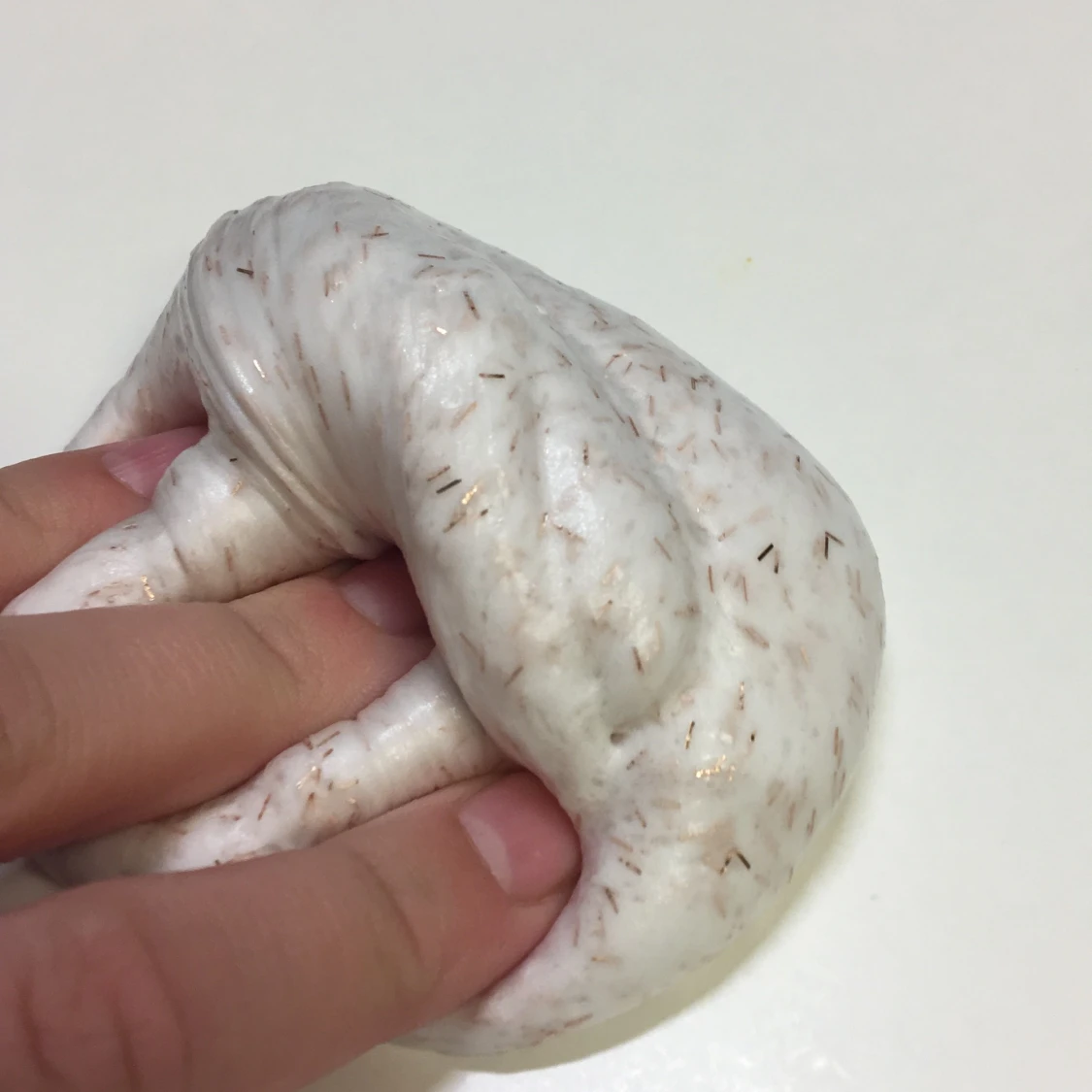 Vitt fluffy slime med rosa glitter i ! - 91