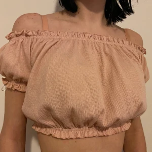H&M rosa tröja - Hej 👋🏼 Rosa topp från HM, använd ett par gånger och bortglömt i garderoben.  Lägsta bud: 50