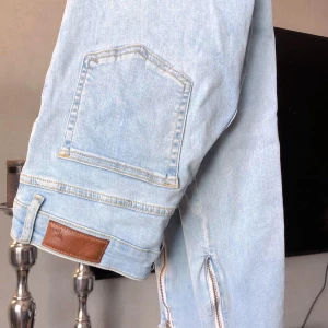 Jeans - Ljusa jeans från Bikbok, otroligt fina på sommaren till sneakers. Dock knappt använda, storlek M men passar även mindre. 