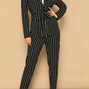 kostym set  - jättefin svart, vit randig kostym set, funkar till skolan, arbete och är jättefin på