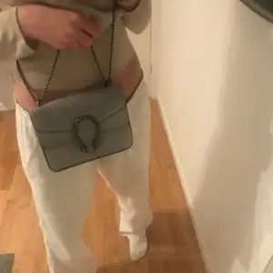 En fin grå väska