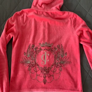 Juicy couture kofta - En favorit från Juicy couture, i prima skick, är köpt för några år sen men har inga defekter, alla stenar på trycket är kvar. Är i stl small. Möts i Stockholm eller fraktar💓💓💓💓