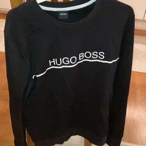 Hugo boss tröja, storlek L men passar M  - Plagget är i väldigt bra skick, använd få gånger. Nypris var 699kr 