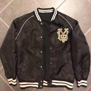 Svart Varsity jacka - Vintage Varsity jacka med nylon material från 2000-talet. Går att buda !