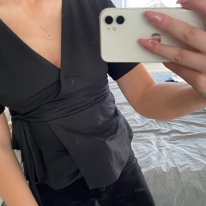 Svart blus med knytning  - Jättefin passform, lite för urringad men jag brukar använda en säkerhetsnål. Köparen står för frakten✨💗