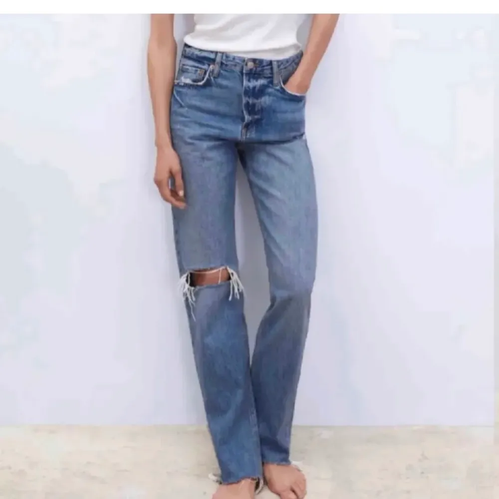 Intressekoll på dessa mega snygga jeans från zara🤪säljes pga för stora. Jeans & Byxor.