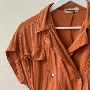 Orange Jumpsuit  - En orange Jumpsuit från pull&bear. Storlek: M