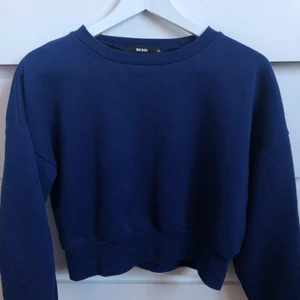 Cropped collegetröja  - Cropped collegetröja från BikBok i storlek xs. Jätte gosig men kommer nt till användning. Jätte fint skick :) (köpare står för och väljer frakt)