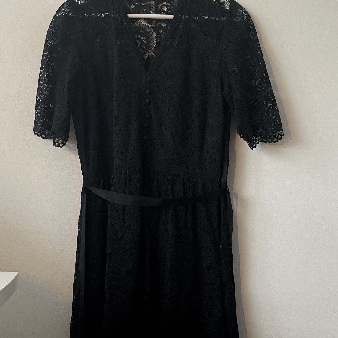 Svart spetsklänning - 91