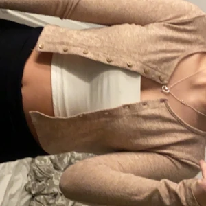 Zara st S - Säljer denna supper fina koftan för råka beställa hem två st🤍 Bra skick🤍 säljer för 30kr + frakten såklart🌸 Har även en likadan i svart helt oandvänd🌸 Skriv om ni vill ha mer bilder eller information.