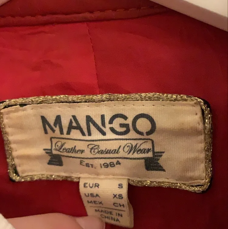 Jättecool mockajacka ifrån Mango, väldigt välanvänd, säljer därför väldigt billigt! . Jackor.