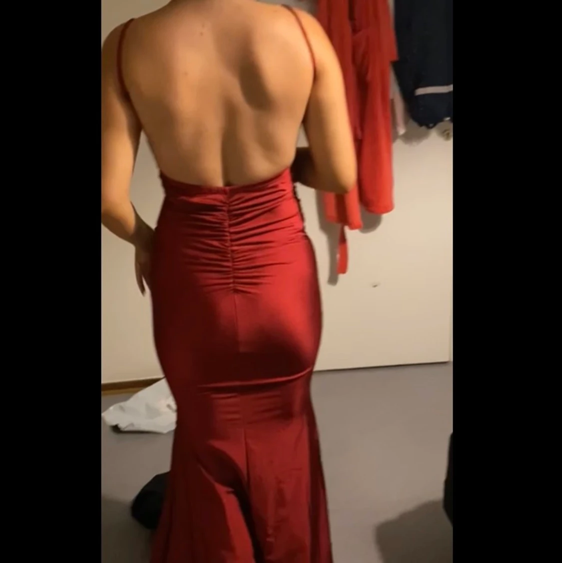 Röd klänning med öppen rygg XS - 91