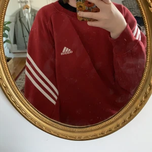 Vintage adidaströja - Röd vintage adidaströja köpt på secondhand, tröjan är i storlek L och sitter snyggt oversized. Säljer vid bra bud, budgivning i kommentarerna. Andra bilden är lånad, köparen står för frakt. Bud från 150kr