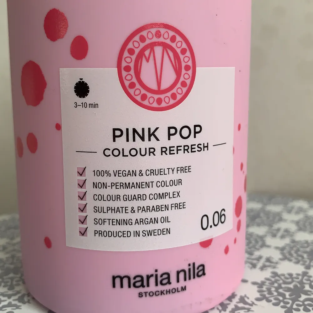 Säljer en obruten/oöppnad hårinpackning med färgpigment från Maria Nila då jag råkade beställa 2. Färgen är pink pop och innehåller tillfälliga pigment som färgat håret rosa. Färgen sitter kvar mellan 4 - 10 tvättar. Fungerar bäst på ljust hår. Nypriset är 279kr. Mitt pris 150kr eller bud. Köparen står för frakt.                   . Övrigt.