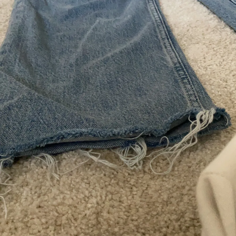Ljusblåa vida jeans. Jag är själv 158 och dem passar perfekt på mig. . Jeans & Byxor.