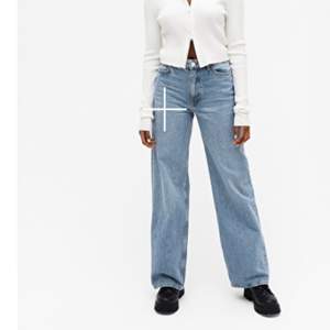 Ett par jätte snygga Wideleg jeans från monki💞 inga skador som nya!🥰 köparen står för frakt som är 62 till 79kr! Och skulle säga att de passar i längden från 168 och neråt💞💞💞
