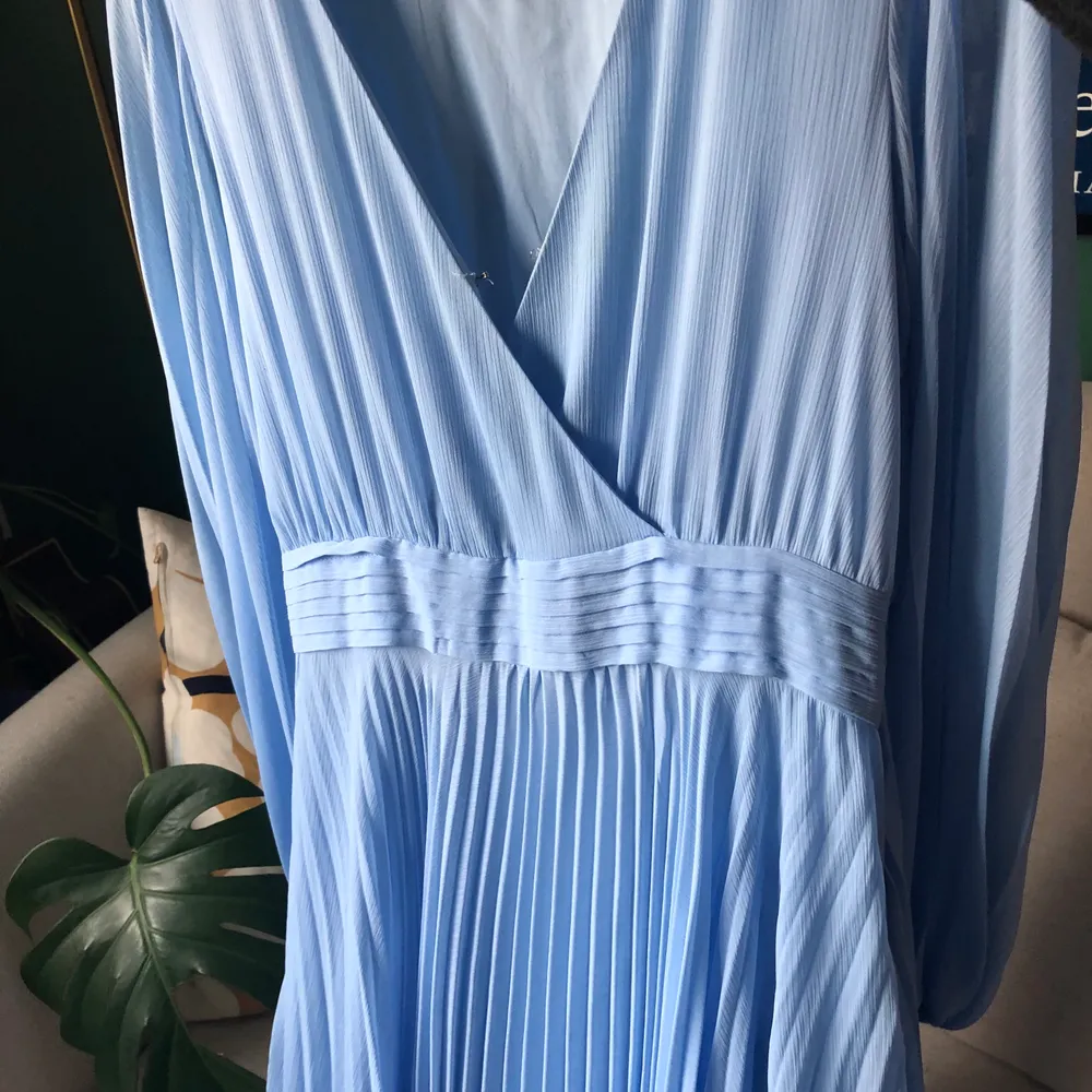 Underbar klänning från H&M! Ljusblå och somrig med plisserad kjol och ballongärmar. Strl. M, men passar även om man är strl. S. Knappt använd. Kan mötas upp i Göteborg, annars står du för frakt! ☀️✌️. Klänningar.