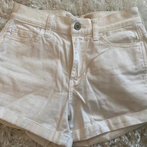 Short från Hollister - Vita jeansshorts från hollister som tyvärr blivit för små. Storlek : 00, W:23. Små fickor som framhäver rumpa och inte alls genomskinliga. Samma shorts som på sista bilden men i en annan färg😊
