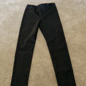 Skinnbyxor!  - Jättesnygga skinnbyxor ifrån barnavdelningen på hm. Säljs för dem är för små för mig 