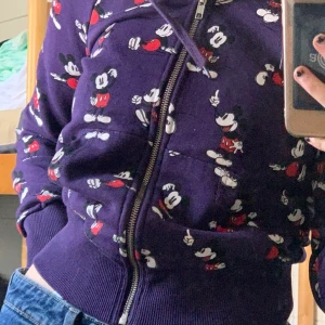 Baby hoodie - En hoodie i barnstorlek med Mimmi pigg på🐭💕 skriv för frågor och bilder! Köparen står för frakt