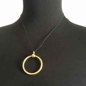 nytt hängsmycke Pandora - nytt hängsmycke Pandora.  Silver 910 med förgyllning.  Ser elegant ut både på en svart spets och på en kedja.